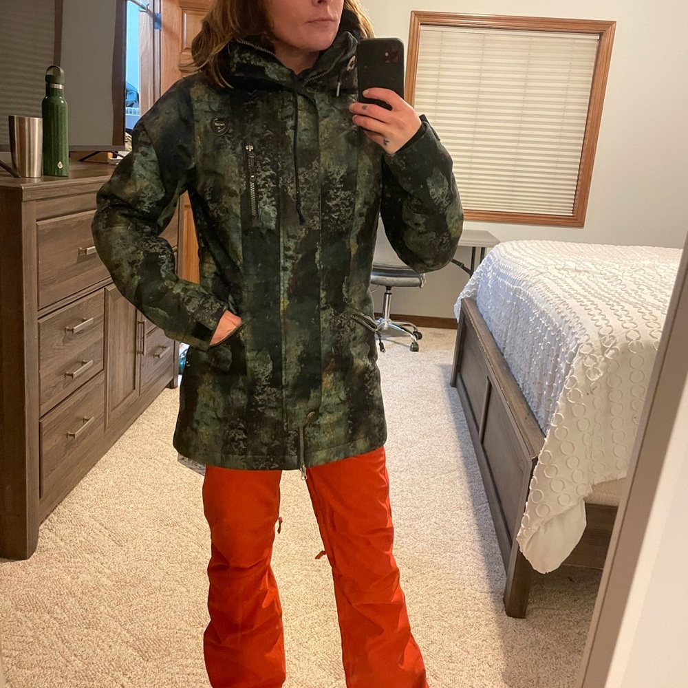 Dark Green Ski Jacket Snowboard Jacket with Hood and Longer Fit Winter Coat